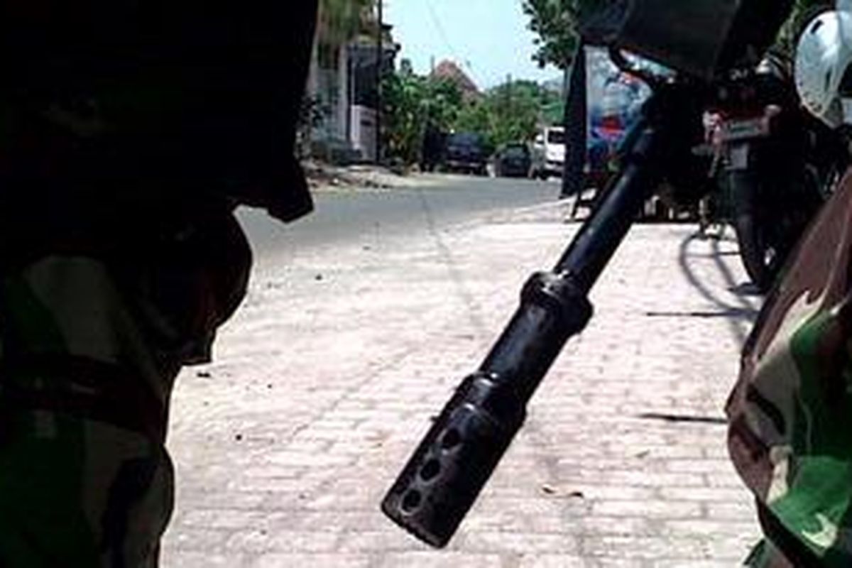 Aparat TNI berjaga dilokasi penangkapan teroris.