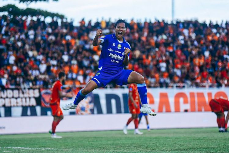 Selebrasi gelandang Persib Bandung Adam Alis usai cetak gol ke gawang Persija Jakarta dalam laga pekan ke-32 Super League 2025-2026, Minggu (10/5/2026) di Stadion Segiri. 