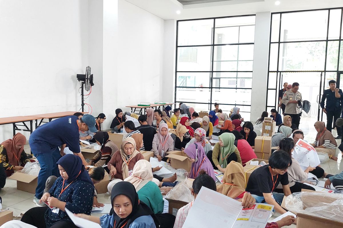 KPU Jakarta Barat mulai menggelar kegiatan sortir lipat surat suara DPR RI di Gelanggang Olahraga Remaja (GOR) Kebon Jeruk, Selasa (2/1/2024)