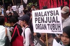 Pendemo Anti-Malaysia Lempar Kotoran Manusia