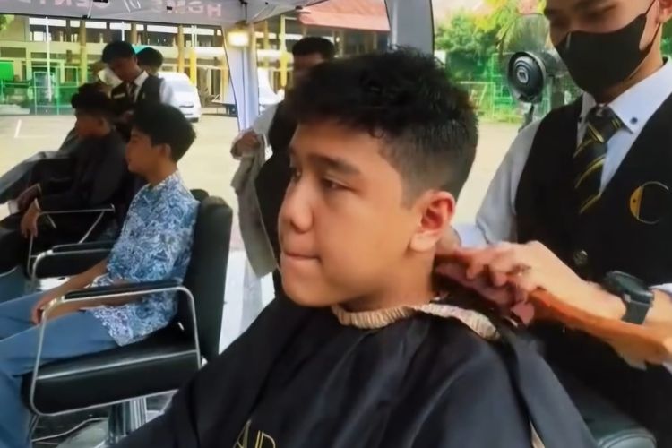 Seorang siswa yang rambut dicukur dalam Razia Ganteng yang digelar oleh Wakil Presiden Gibran Rakabuming Raka.