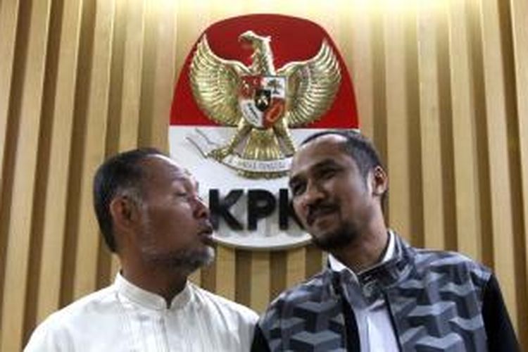 Ketua Komisi Pemberantasan Korupsi (KPK) Abraham Samad (kanan) bersama Wakil Ketua KPK Bambang Widjojanto memberikan keterangan kepada wartawan terkait penetapan Komisaris Jenderal Budi Gunawan sebagai tersangka, di Jakarta, Selasa (13/1/2015). Budi Gunawan, calon tunggal kepala Kepolisian RI yang ditunjuk oleh Presiden Joko Widodo, diduga oleh KPK terlibat sejumlah transaksi mencurigakan atau tidak wajar.