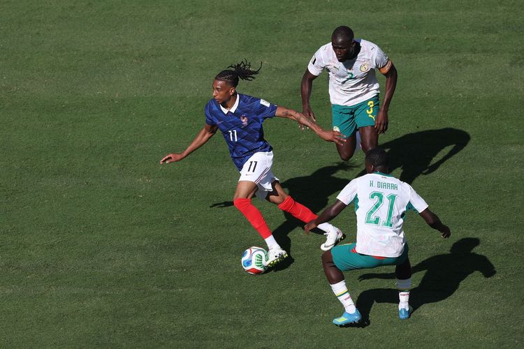 Michael Olise dari timnas Perancis berduel dengan Habib Diarra (kanan) dan Kalidou Koulibaly dari Senegal pada laga Grup I antara Perancis dan Senegal di Piala Dunia FIFA 2026 di Stadion New York New Jersey di New York, Amerika Serikat, 16 Juni 2026.