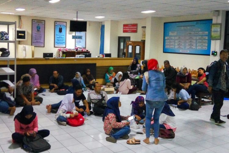 Para calon wali murid saat duduk dilantai Dinas Pendidikan Kabupaten Sleman untuk menunggu penjelasan dari dinas terkait kejelasan anak mereka