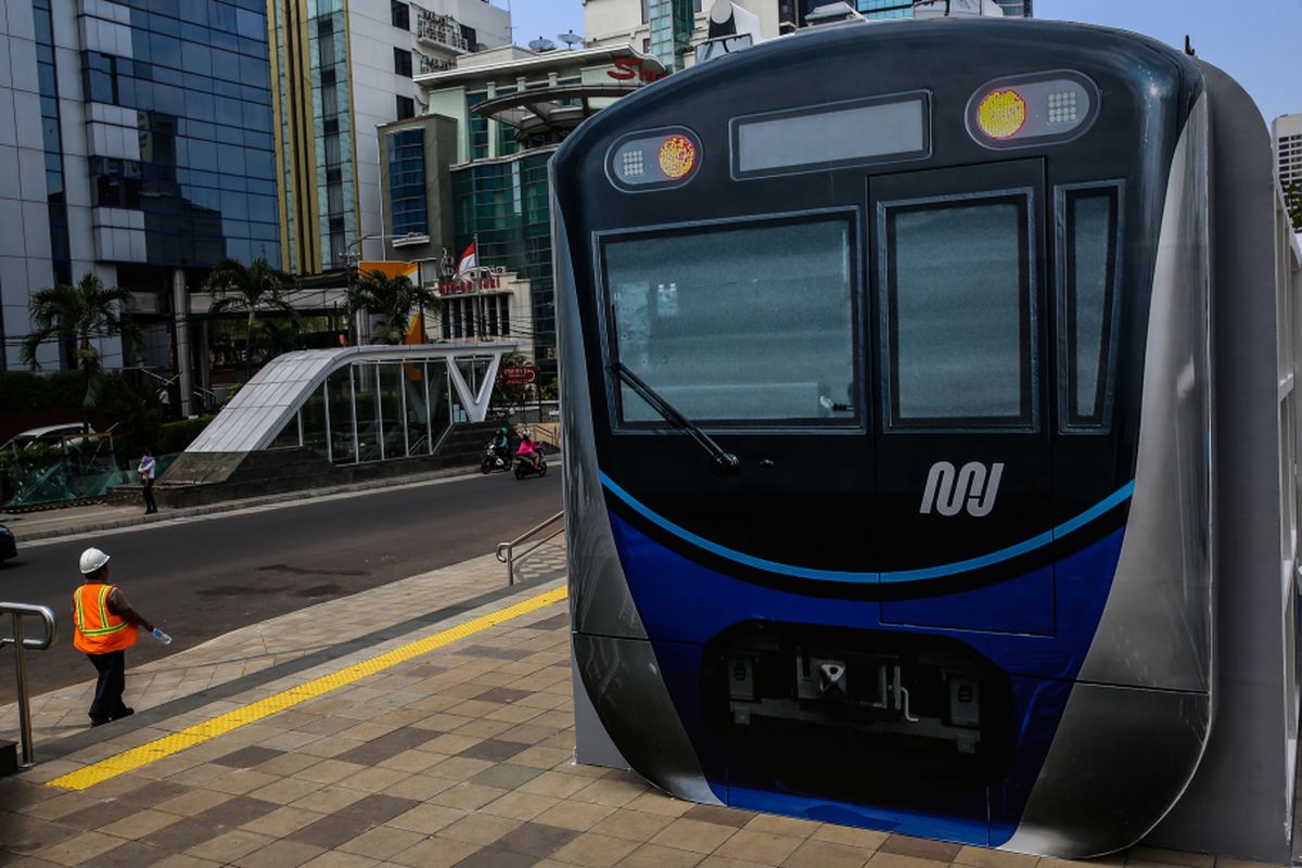 Pusat informasi MRT Jakarta berbentuk kereta di Taman Dukuh Atas, Tanah Abang, Jakarta Pusat, Senin (7/1/2019). Pusat informasi akan melayani masyarakat yang ingin mengetahui lebih jauh tentang semua hal yang berkaitan dengan transportasi massal yang akan mulai beroperasi pada bulan Maret mendatang.