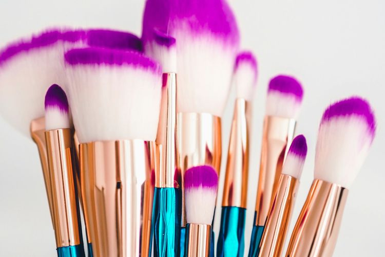 Ilustrasi kuas makeup.