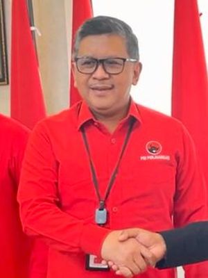 Dewan Pimpinan Pusat (DPP) PDI-P yaitu Sekretaris Jenderal Hasto Kristiyanto bersalaman dengan Wakil Duta Besar India di Indonesia Basir Ahmad saat pertemuan di Kantor DPP PDI-P, Senin (6/9/2021).