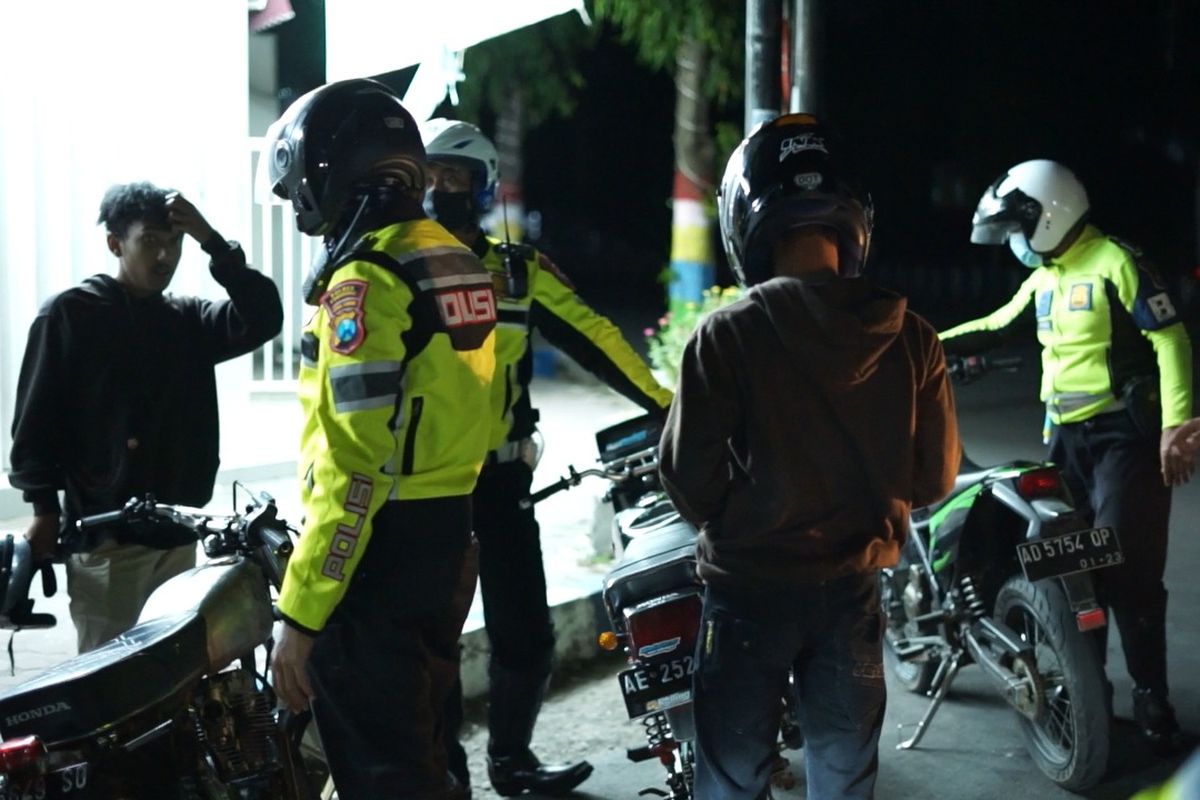 DITAHAN—Anggota Satlantas Polres Ponorogo mengamankan sepeda motor milik remaja yang diduga digunakan untuk aksi balap liar di sejumlah jalan di Kota Ponorogo, Jawa Timur, Minggu (24/10/2021). 