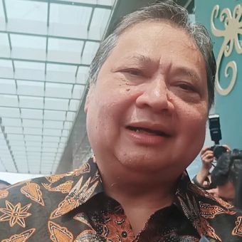 Menko Bidang Perekonomian Airlangga Hartarto memberikan keterangan usai menghadiri Indonesia Sharia Economic Festival (ISEF) 2025 di JiExpo, Senayan, Jakarta, Rabu (8/10/2025). 