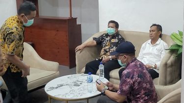 Ogah Komentar, Momen Bupati Cilacap Keluar dari Mapolresta Banyumas Usai Terjaring OTT KPK