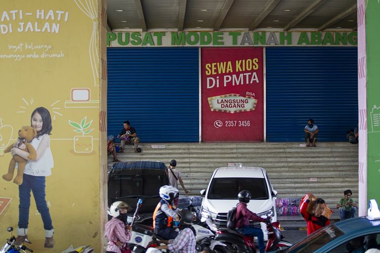 Warga beraktivitas di kawasan Pasar Tanah Abang, Jakarta, Selasa (5/5/2020). Pemerintah Provinsi DKI Jakarta kembali memperpanjang penutupan sementara Pasar Tanah Abang hingga 22 Mei 2020 untuk mengurangi kerumunan orang di ruang publik guna mencegah penyebaran COVID-19. ANTARA FOTO/Dhemas Reviyanto/hp.