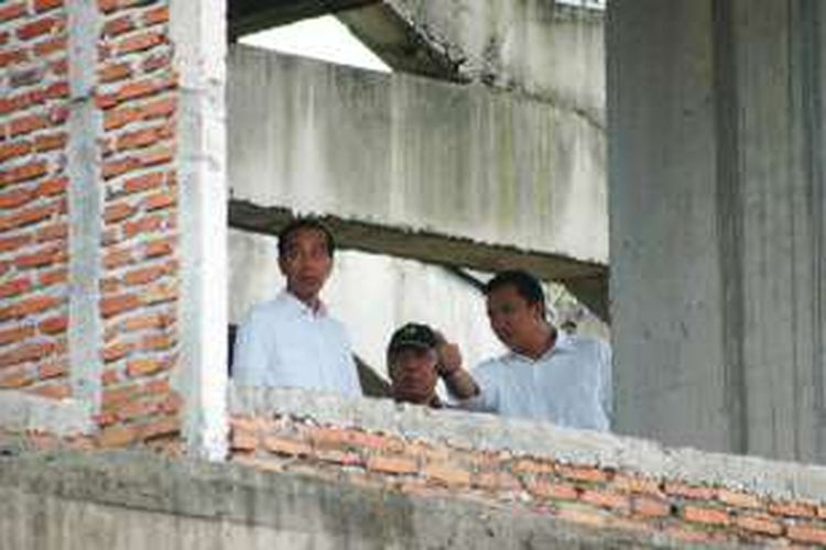 Presiden Joko Widodo, Menteri Pemuda dan Olahraga Imam Nahrawi, dan Menteri Pekerjaan Umum Basuki Hadimuljono, meninjau langsung lokasi proyek pembangunan Pusat Pendidikan Pelatihan dan Sekolah Olahraga Nasional di Bukit Hambalang, Bogor, Jawa Barat, Jumat (18/3/2016). 