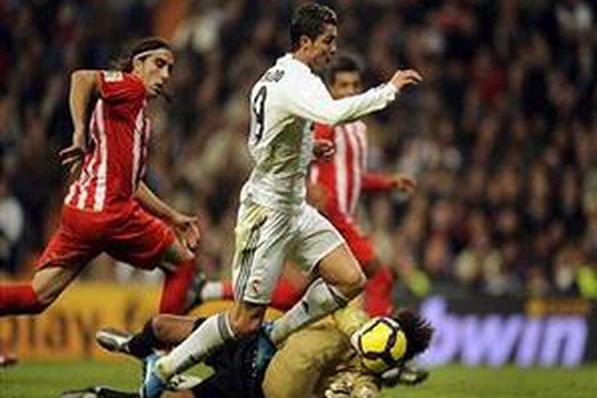 Cristiano Ronaldo mencoba melewati kiper Almeria. Dia membuat satu gol dan satu assist untuk membawa Real Madrid menang 4-2.