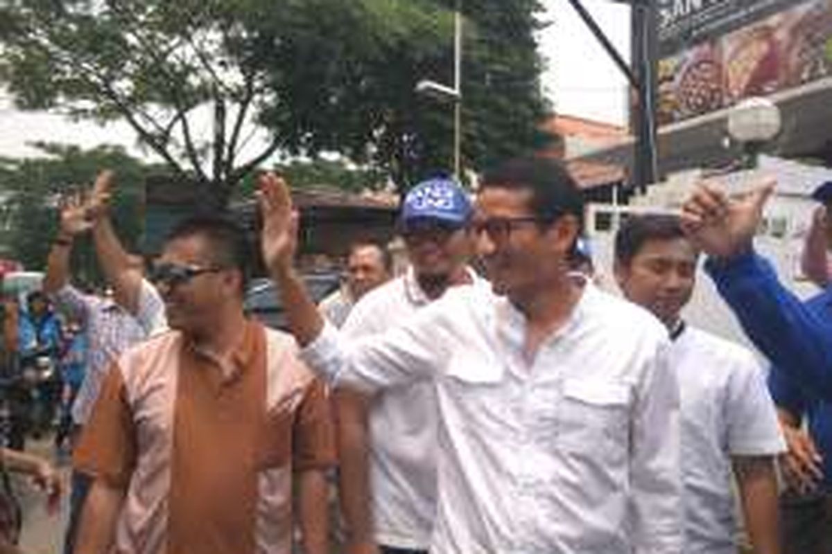 Sandiaga Uno menyapa peserta pelatihan UMKM di markas Komunitas Jakarta Tersenyum di Jalan Tebet Barat Raya, Jakarta Selatan, Jumat (21/10/2016).