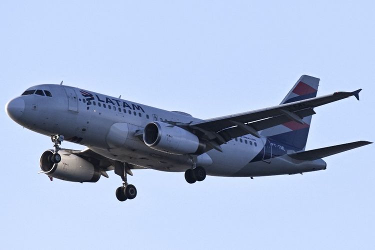Airbus A319-132 (PT-TML) dari maskapai penerbangan Chili-Brasil LATAM terlihat saat akan mendarat di bandara Santos Dumont di Teluk Guanabara, Rio de Janeiro, Brasil, pada 13 Desember 2023. Salah satu pesawat LATAM Airlines bergoncang kuat pada Senin (11/3/2024) hingga menyebabkan 50 orang terluka.