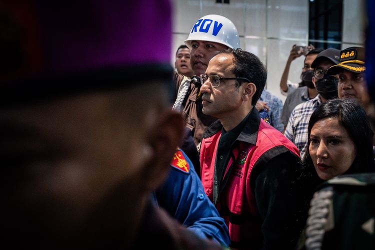 Mantan Menteri Pendidikan, Kebudayaan, Riset dan Teknologi (Mendikbudristek) 2019-2024 Nadiem Makarim (tengah) menggunakan rompi tahanan berjalan keluar usai pemeriksaan di Jampidsus, Kejaksaan Agung, Jakarta, Kamis (4/9/2025). Kejaksaan Agung menetapkan Nadiem Makarim sebagai tersangka kasus dugaan korupsi pengadaan sistem Chromebook di Kemendikbudristek dan ditaksir kerugian negara dalam perkara ini mencapai Rp1,9 triliun. ANTARA FOTO/Bayu Pratama S/agr