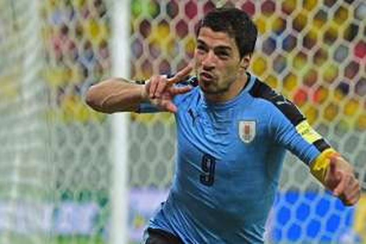 Penyerang Uruguay, Luis Suarez, melakukan selebrasi usai membobol gawang Brasil, pada laga kualifikasi Piala Dunia 2018 zona Amerika Selatan di Recife, Brasil, Sabtu (26/3/2016).