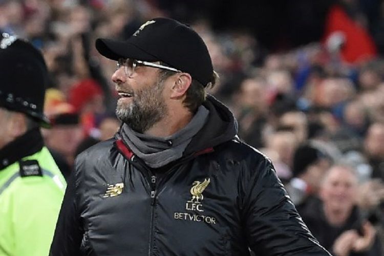 Juergen Klopp tampak membalas senyuman penonton di Stadion Anfield sebelum laga Liverpool vs Manchester United dalam pertandingan pekan ke-17 Liga Inggris, 16 Desember 2018. 