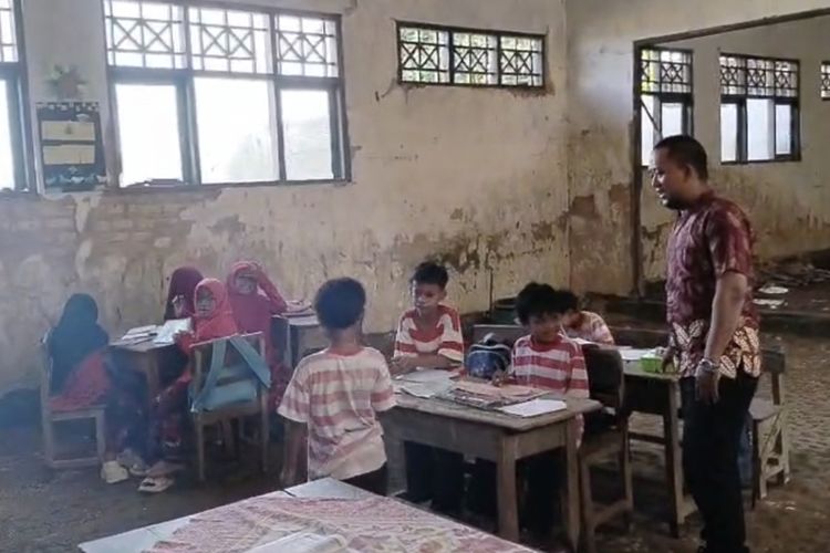 Ruang Kelas SDN Tlomar 2 Berlantai Tanah, Disdik Bangkalan Ajukan Revitalisasi