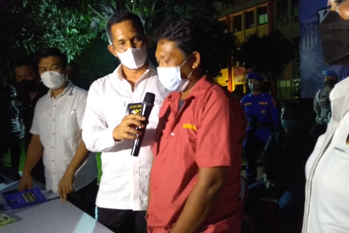 Wakil Direktur Reskrimum Polda Sumut AKBP Alamsyah Parulian Hasibuan menginterogasi tersangka H alias S, nahkoda kapal pengangkut puluhan PMI yang tenggelam di perairan Asahan pada Sabtu (19/3/2022) pagi. Dia mengaku sebelumnya sempat memberangkatkan 59 orang dan dibayar Rp 6 juta.