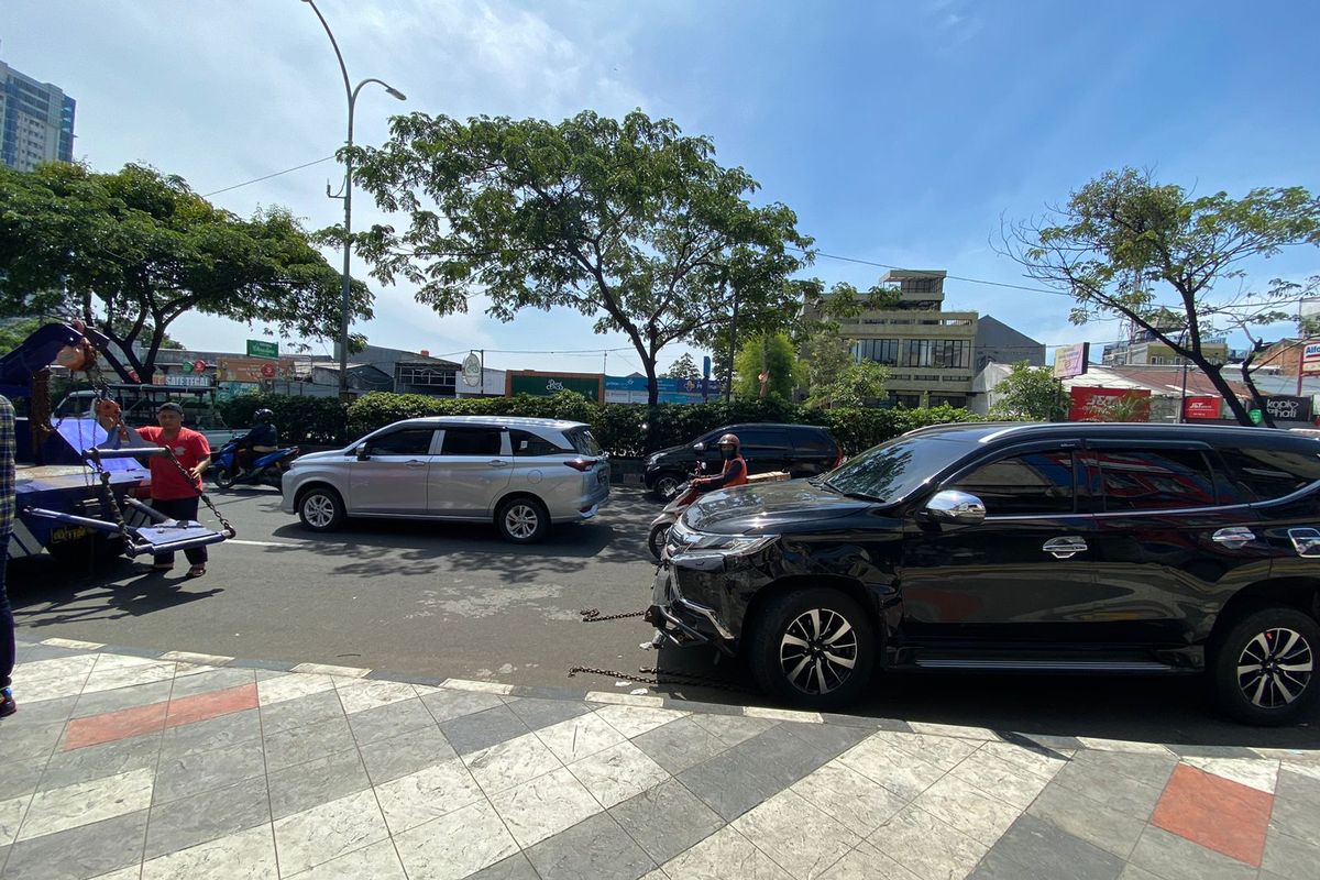 Potret mobil Pajero yang menabrak dua mobil di Jalan Raya Margonda, Depok, pada Kamis (6/4/2023).