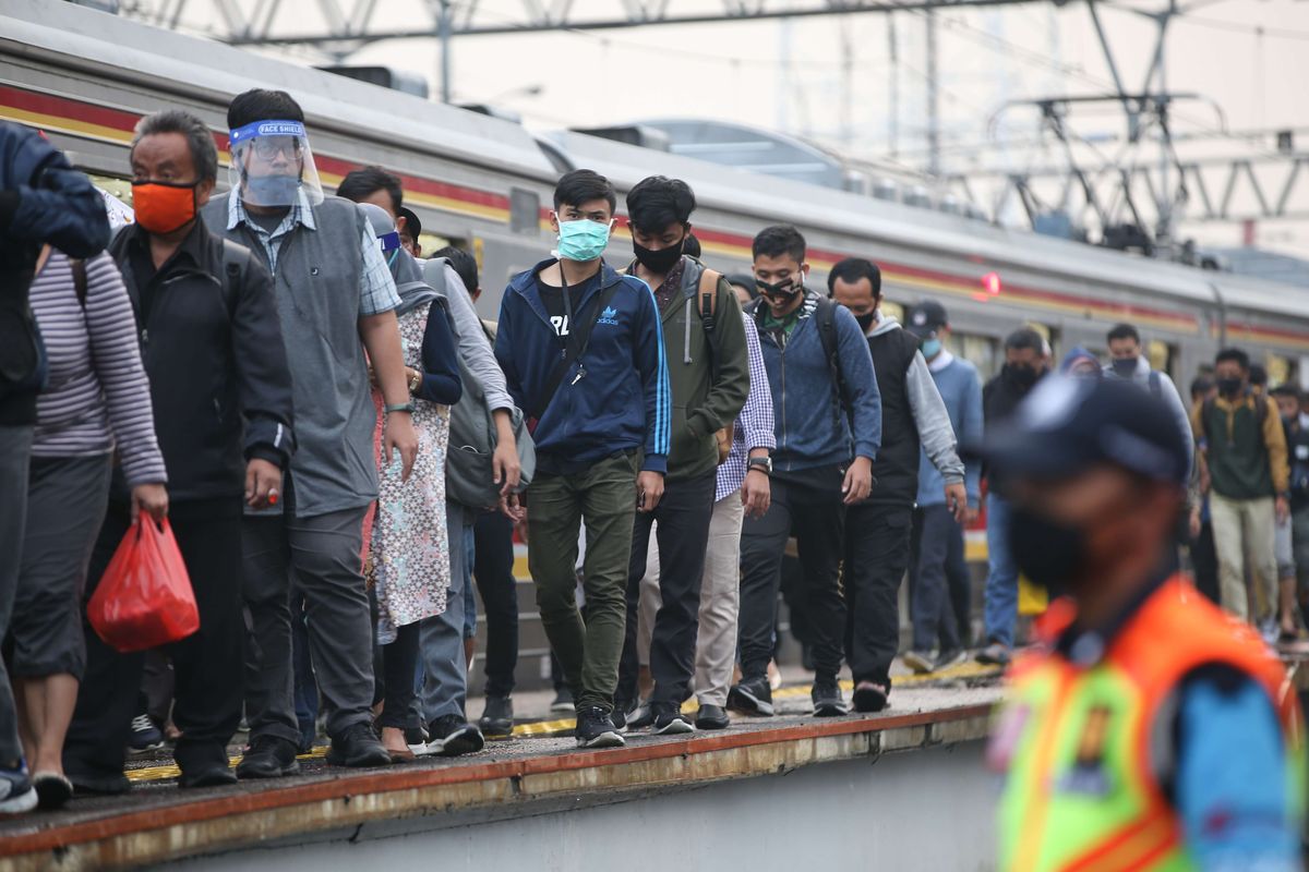 Penumpang KRL Commuter Line tiba di Stasiun Bogor, Jumat (26/6/2020). Tim gugus tugas penanganan Covid-19 Jawa Barat melakukan rapid test dan tes usap pada penumpang KRL Commuter Line yang tiba di Stasiun Bogor untuk memetakan sebaran Covid-19.