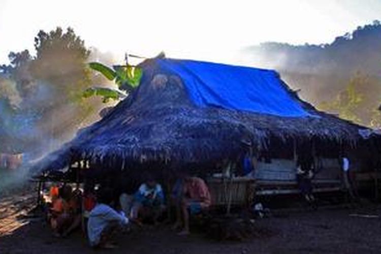 Satu keluarga Suku Polahi sedang menghangatkan diri di perapian yang mereka buat di bagian dapur rumah mereka di pedalaman hutan Humohulo, Pengunungan Boliyohuto yang terdapat di Kecamatan Paguyaman, Kabupaten Boalemo, Gorontalo.