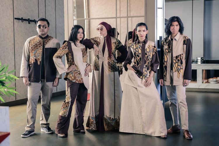 Aura Afilia Azzahra desainer muda berbakat asal Jawa Timur dengan hasil karyanya membawa jeans ke ranah fashion ready-to-wear yang elegan dan sarat makna.