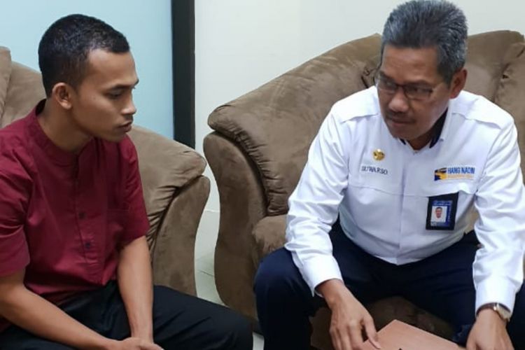 Warga Kecamatan Matangkuli, Kabupaten Aceh Utara, Provinsi Nanggroe Aceh Darusallam, Roiyani dan Zulkifli diamankan petugas Imigrasi dan Avsec Bandara Hang Nadim di Batam, Kepri, Kamis (31/1/2019).