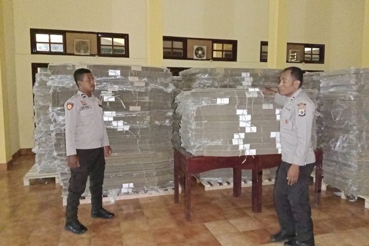 Polisi melakukan pengawasan di gudang logistik KPU Ende di Jalan Wirajaya, Kelurahan Paupire, Kecamatan Ende Tengah, Kabupaten Ende.
