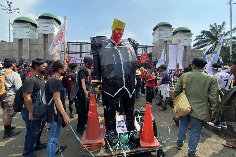 Aksi May Day di DPR RI Penuh Simbol, Nelayan Pesisir Ikut Bersuara