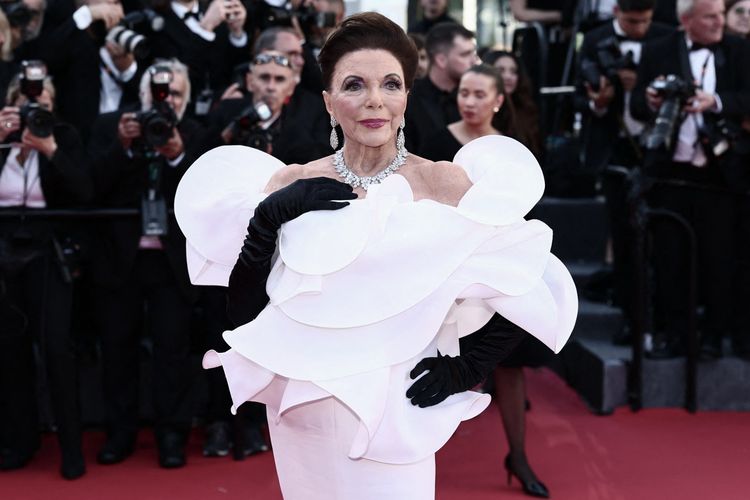 Joan Collins saat menghadiri Cannes Film Festival 2026. (Photo by Thibaud MORITZ / AFP)