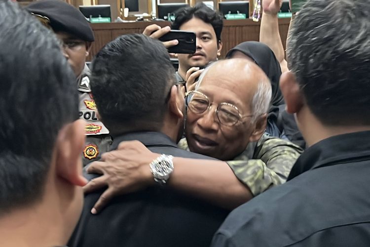 Momen Hasto Sapa Elite PDIP di Ruang Sidang, Peluk Anggota Komisi III DPR