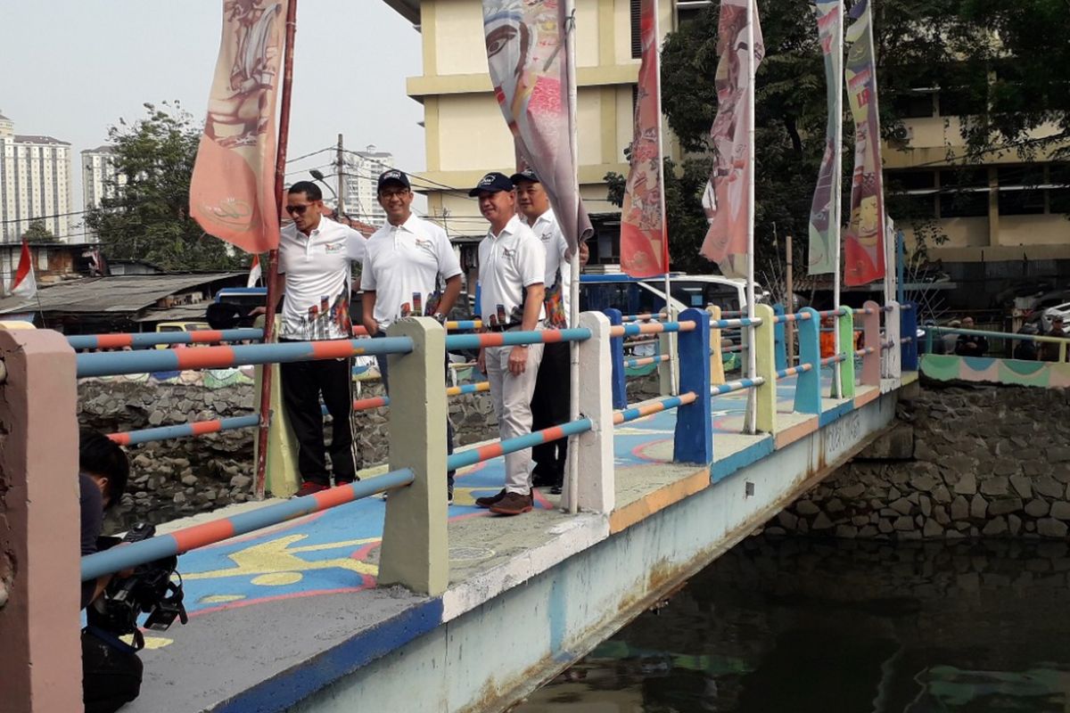 Gubernur DKI Jakarta Anies Baswedan bersama Wakil Gubernur DKI Jakarta Sandiaga Uno mengunjungi Kampung Delta Serdang, Kemayoran, yang telah dicat warna-warni guna menyambut Asian Games 2018, Sabtu (21/7/2018).