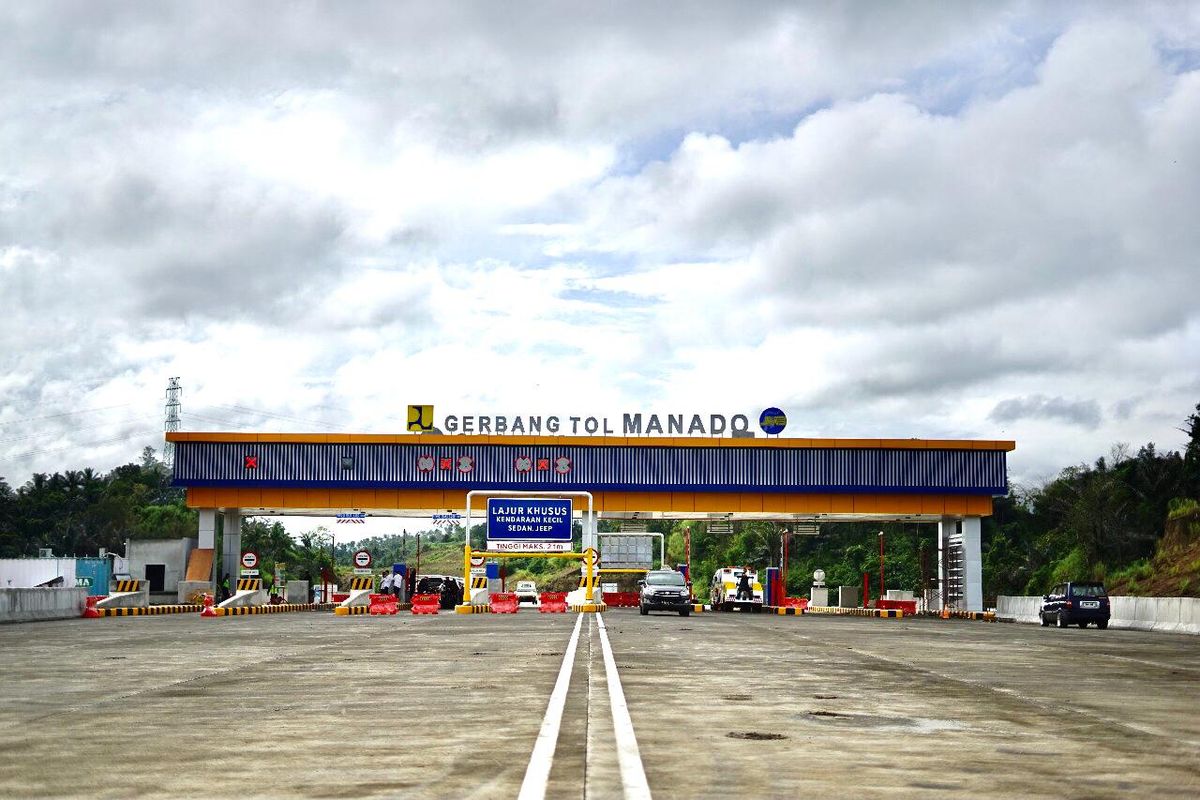 Gerbang Tol (GT) Manado Jalan Tol Manado-Bitung.