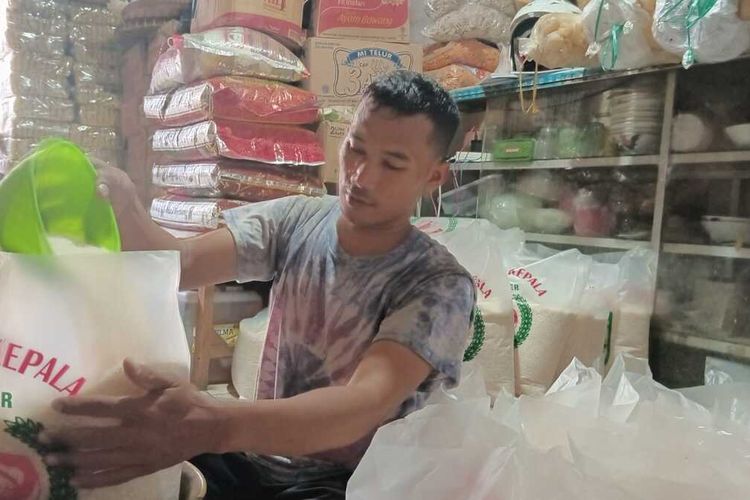 Penjual beras di Pasar Bulu Semarang, Jawa Tengah. 