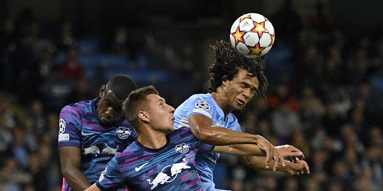 Bek Manchester City Nathan Ake saat mencetak gol pembuka pada laga Liga Champions kontra RB Leipzig di Stadion Etihad, Inggris, Kamis (16/9/2021) dini hari WIB.