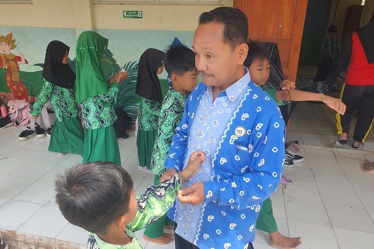 Kesetiaan Guru Subur, 35 Tahun Mengabdi di SDN Dlingo dan Tak Mau Pindah Diri