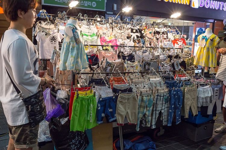 Salah satu toko yang menjual pakaian anak-anak di Dongdaemun, Korea Selatan.