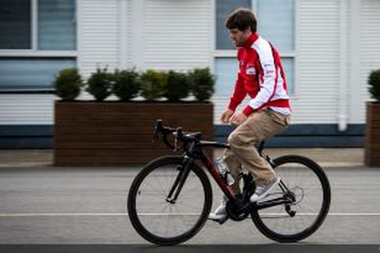 Pebalap Ducati asal Inggris Cal Crutchlow bersepeda di area Sirkuit Phillip Island pada hari pertama uji coba, Senin (3/3/2014).