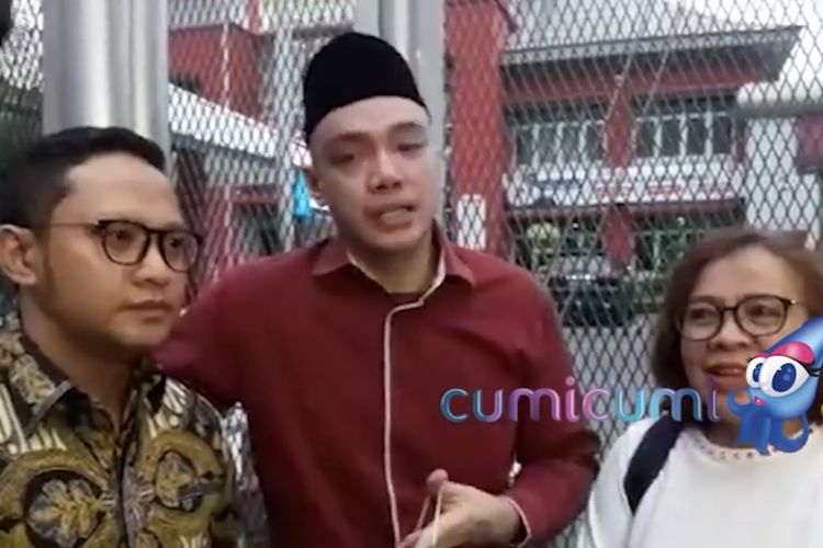 Sandy Tumiwa menangis usai bebas dari penjara. (Bidikan layar YouTube Cumicumi). 