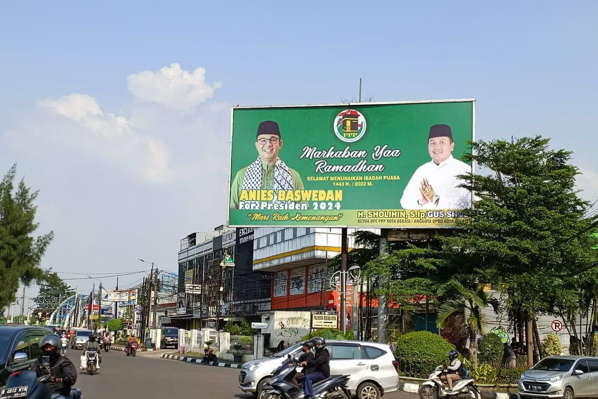 Sebuah baliho besar yang menunjukkan foto diri Gubernur Anies Baswedan (kiri) dan Ketua DPC PPP Kota Bekasi, H.Sholihin (Gus Shol) di Jalan Ir. H. Juanda, Kota Bekasi, Senin (4/4/2022). Gus Shol menyebut bahwa dirinya sendiri yang membuat baliho berukuran besar tersebut.