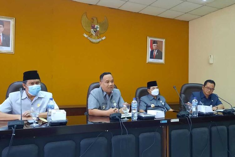 Wali Kota Magelang Muchamad Nur Aziz (kedua dari kanan) sedang memberikan penjelasan terkait penjajakan kerja sama dengan Kota Tula, Rusia, di kantor Wali Kota Magelang, Jawa Tengah, Senin (1/8/2022).