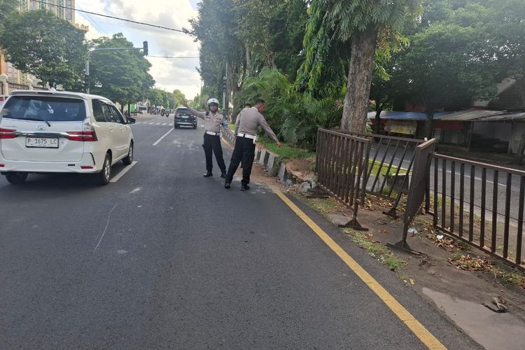 Petugas Satlantas Polres Jember saat mendatangi lokasi ambulance yang terguling pada Selasa (22/4/2025)