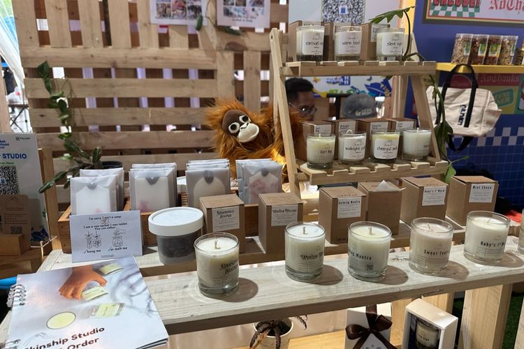  Berawal pada saat pandemi Covid-19 tepatnya tahun 2020, pasangan kakak beradik Claudia Cahyaning Tyas (23) dan Carine Tyas Cahyanti (26) memulai usaha pengharum ruangan dengan jenama Skinship Studio. Mengusung tagline Eco Consciuous Room Fragnance, mereka mengklaim produk pengharumnya telah ramah lingkungan. 