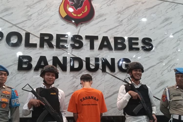 Polisi menangkap TN (21), tersangka pembacokan terhadap seorang pelajar berinisial ZA (17) hingga tewas, diduga karena sakit hati, Senin (4/8/2025).