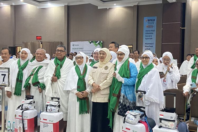 Berangkatkan Calon Jemaah Haji Kloter Terakhir, Khofifah: Jatim Antrean Terpanjang