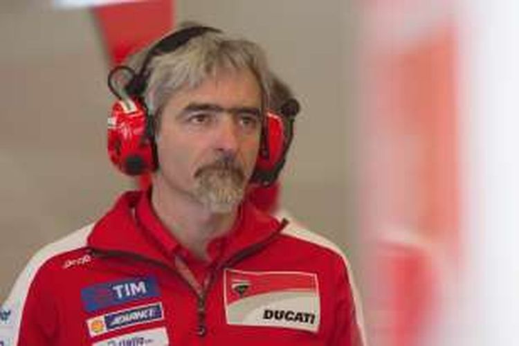 Bos Ducati Gigi Dall'Igna berada di box tim pada sesi kualifikasi GP Americas di Circuit of The Americas (COTA), Austin, Sabtu (9/4/2016).