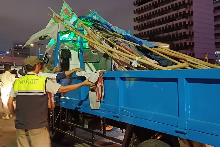 Seluruh Bendera Parpol di “Flyover” Kuningan Dicopot, Bawaslu: Tidak Ada yang Protes