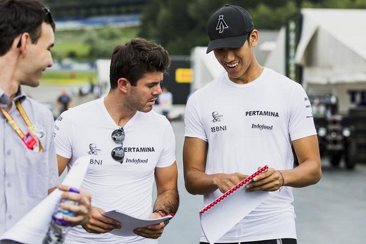 Pebalap tim Pertamina Arden, Norman Nato (tengah), sedang berdiskusi dengan rekan satu timnya, Sean Gelael (kanan), di Sirkuit Red Bull Ring, Spielberg, Austria, Jumat (7/7/2017).